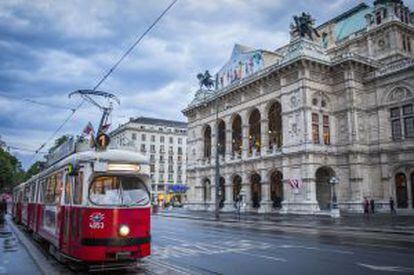 Un tranvía en la Ringstrasse de Viena, frente al edificio de la Ópera.