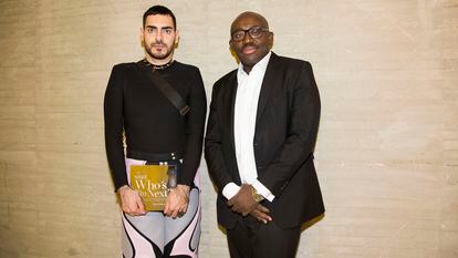 Domingo Rodríguez, diseñador de la firma Dominnico, tras recibir el premio Vogue Who's On Next 2021 junto a Edward Enninful, director de 'Vogue Reino Unido' y jefe editorial de 'Vogue' en Europa, en Madrid, el 25 de octubre de 2021.