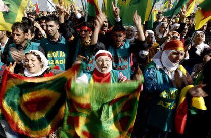 Kurdos celebran el Año Nuevo Persa en Diyarbakir (Turquía). La petición de paz y desarme hecha por el líder del grupo armado Partido de los Trabajadores del Kurdistán (PKK), Abdullah Öcalan, llega tras dos años marcados por una actividad guerrillera constante y sangrienta, y sin haber perdido su prestigio entre la población kurda.