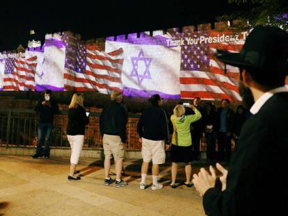 Proyección de banderas de Israel y EE UU en la Ciudad Vieja de Jerusalén. En vídeo, declaraciones de la embajadora de EE UU ante la ONU.