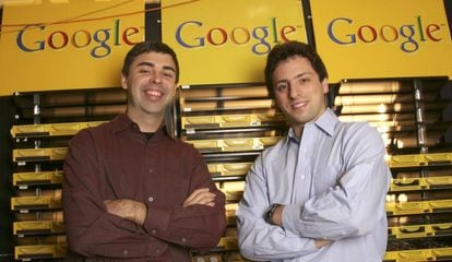 Los cofundadores de Google, Larry Page y Sergey Brin, en el campus de su empresa en Mountain View en 2003