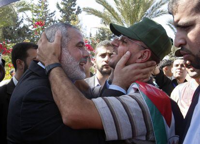 Haniyeh abraza a uno de los presos liberados por Israel.