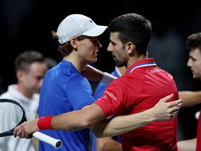 Sinner y Djokovic se saludan tras el partido de dobles en el Martín Carpena.