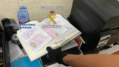 Documentación falsa intervenida por la Policía Nacional y la Guardia Civil en la operación.