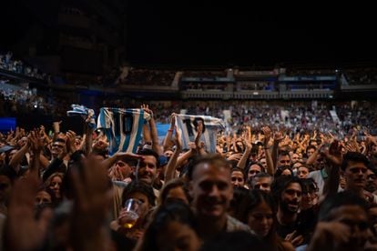 Asistentes al concierto muestran camisetas de Maradona durante el concierto de Calamaro, muy aficionado al fútbol.