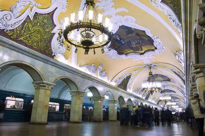 Lámparas de araña, columnas de mármol, mosaicos y techos abovedados propios de un gran palacio barroco en una galería de la estación de Komsomolskaya, una de las más emblemáticas del metro de Moscú.