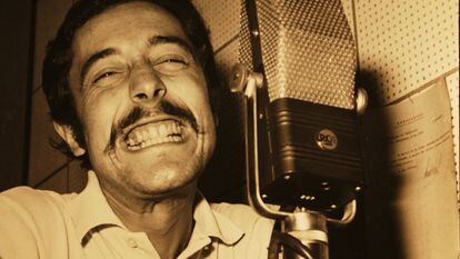 Carlos 'El Peiso' Peisojovich, en su estudio radiofónico