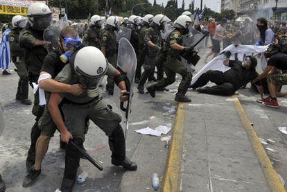La policía reprime con dureza una protesta ante el Parlamento griego en Atenas, en el segundo día de huelga general.