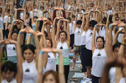 Participantes en un evento de Yoga en Seúl (Corea del Sur), el 17 de junio de 2018.