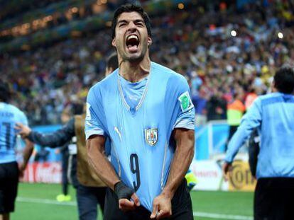 Luis Suarez celebra el 2-1 ante Inglaterra.  