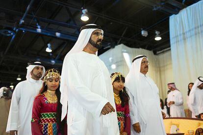El descubrimiento en los sesenta de petróleo en Dubái permitió al jeque Sheikh Rashid bin Said Al Maktoum convertir su poblado de recolectores de perlas en una metrópoli. Su hijo (en primer plano), el jeque Mohamed, es su sucesor al frente de Dubái.