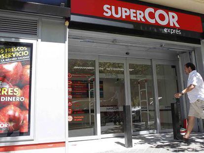 Clientes en un Supercor situado en Madrid