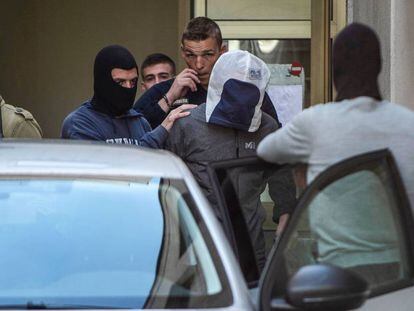 Josu Ternera, con la cabeza cubierta, tras ser detenido el pasado 16 de mayo en Francia. En vídeo, las claves del caso de Josu Ternera.