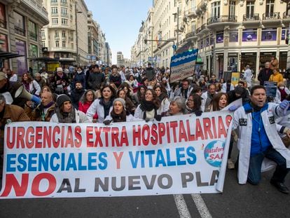 Cientos de sanitarios durante la manifestación convocada por el sindicato Amyts, a su paso por la Gran Vía de Madrid.