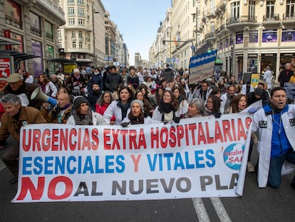 Cientos de sanitarios durante la manifestación convocada por el sindicato Amyts, a su paso por la Gran Vía de Madrid.