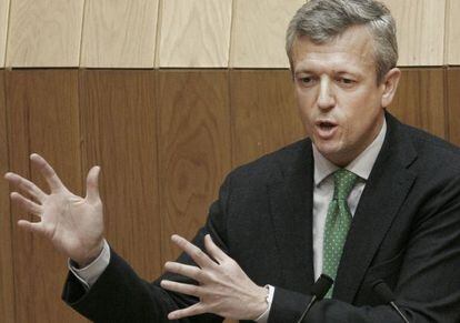 El conselleiro Alfonso Rueda, durante su comparecencia ayer en el Parlamento para explicar los recortes en los chiringuitos.