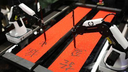 Un robot dotado de IA escribe pareados en Hangzhou, China, en 2017
