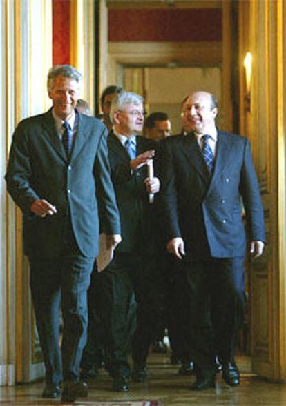 Villepin, Fischer e Ivanov, ayer tras su reunión en París.