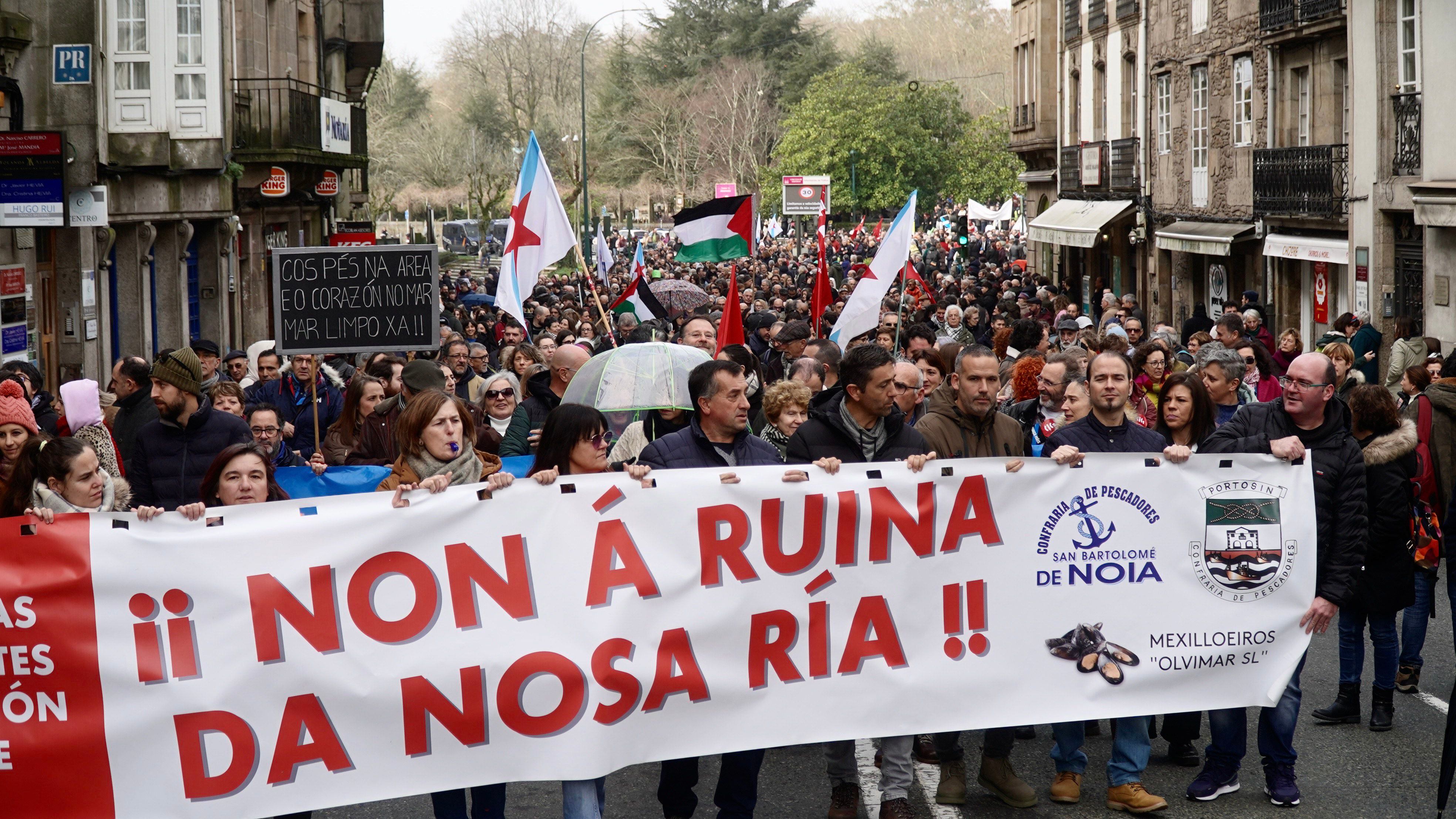 Centenares de personas recorren las calles de Santiago de Compostela durante la protesta. 