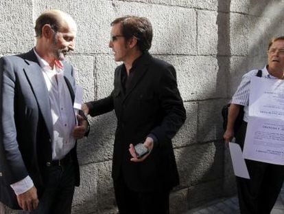 El cantante Ramonc&iacute;n (centro) conversa con Jos&eacute; Miguel Fern&aacute;ndez Sastr&oacute;n (izquierda) ante la sede de la SGAE en Madrid.