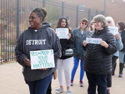 Activistas en favor del aborto esperan para entrar en el mitin que ofreció Barack Obama el sábado pasado en Detroit.