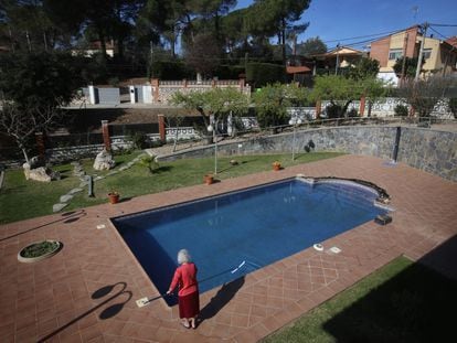 Carmen Urbano limpiando su piscina