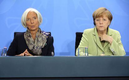 Lagarde y Merkel atienden a la prensa tras reunirse en Berlín, el pasado 13 de mayo.