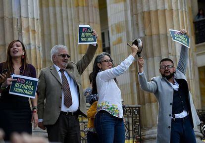 Senadores de la oposición protestan contra la reforma tributaria frente al Congreso, el pasado lunes en Bogotá.
