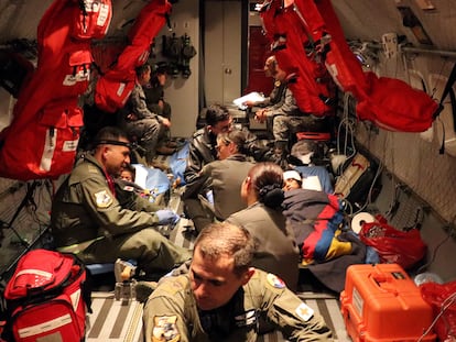 Fotografía cedida por las Fuerzas Militares de Colombia en la que se ven dos de los niños indígenas rescatados, durante su traslado, el 9 de junio de 2023, en un avión hacia Bogotá (Colombia).