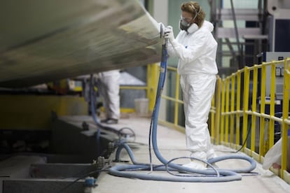 Una empleada de Gamesa, durante el proceso de fabricación de un aerogenerador.