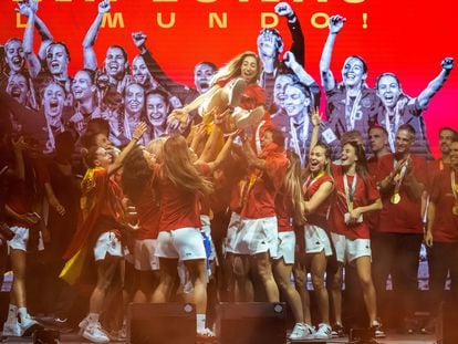 Las jugadoras mantean a Olga Carmona, autora del gol de la final, durante la celebración en Madrid.