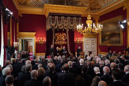 El Consejo de Ascensión lo forman miembros del Consejo Privado, al que pertenecen ministros, jueces y próceres de la Iglesia de Inglaterra.
