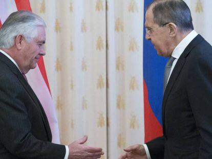 El secretario de Estado de EE UU, Rex Tillerson, y su homólogo ruso, Serguei Lavrov, este miércoles en Moscú.