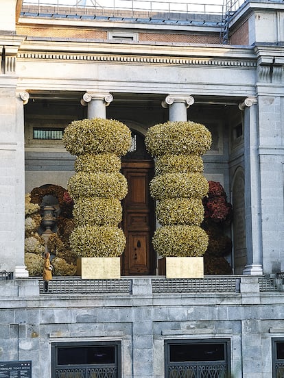 Las columnas de la Puerta de Goya del Museo del Prado, rodeadas de anillos de vegetación.