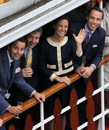 Charlie Gilkes, Michael Middleton, Pippa Middleton y James Middleton saludan.