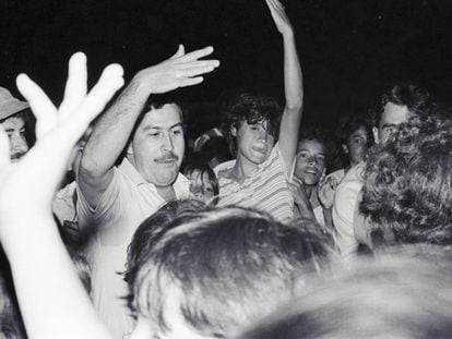 Pablo Escobar en la inauguración de la iluminación en una cancha de su barrio en Medellin en el año 1983.