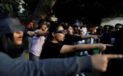 Activistas indias participan en la 'performance' de 'El violador eres tú' en Nueva Delhi, el sábado
