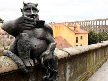 Escultura del diablo que se acaba de instalar en Segovia.