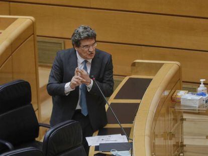 El Ministro de Inclusión, Seguridad Social y Migraciones, José Luis Escrivá, durante su intervención en una sesión plenaria en el Senado centrada en el debate con el Ejecutivo central en los rebrotes de Covid-19 surgidos en las últimas fechas en España, los Expedientes de Regulación Temporal de Empleo (ERTEs), o los derechos de las personas LGTBI, entre otros asuntos, en Madrid (España), a 30 de junio de 2020. Se trata de la primera de las dos sesiones que la Cámara Alta recuperará de los plenos perdidos en la pandemia.  30 JUNIO 2020 POLÍTICA;MEDIDAS POLÍTICAS  Jesús Hellín / Europa Press  30/06/2020