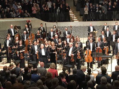 La orquesta recibe las ovaciones del p&uacute;blico.