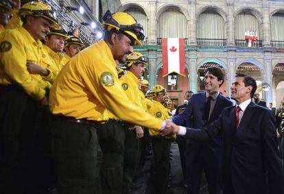 Los mandatarios saludaron a combatientes forestales mexicanos que apoyaron en la extinción de los incendios ocurridos en la provincia canadiense de Columbia Británica, en el pasado mes de agosto. A su vez Trudeau fue reconocido por las muestras de amistad del gobierno canadiense después de los sismos del 7 y 9 de septiembre.