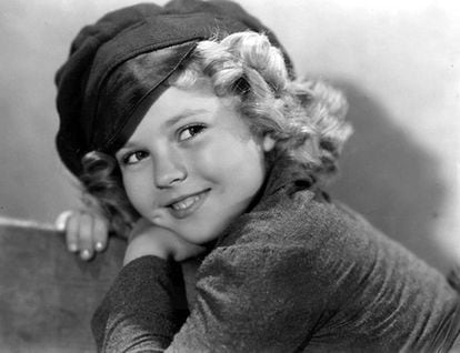 Cantaba, bailaba, lucía unos tirabuzones perfectos y, sobre todo, atrajo enormes audiencias para la Fox en la América de después de la Gran Depresión. Shirley Temple, fallecida este lunes a los 85 años, fue una de las primeras niñas prodigio del cine y una mina de oro para Hollywood.