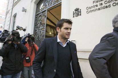 Javier Paredes, excapitán del Zaragoza, a la puerta de la fiscalía.