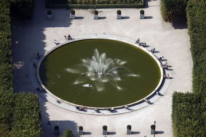 Descanso obligado en las sillas colocadas alrededor de la fuente de los jardines del Palais Royal en el centro de París.