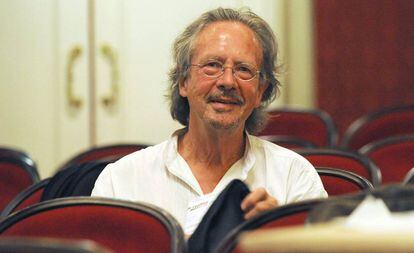 El escritor Peter Handke asiste a un ensayo de una de sus obras teatrales en Salzburgo, Austria, en agosto de 2009. 