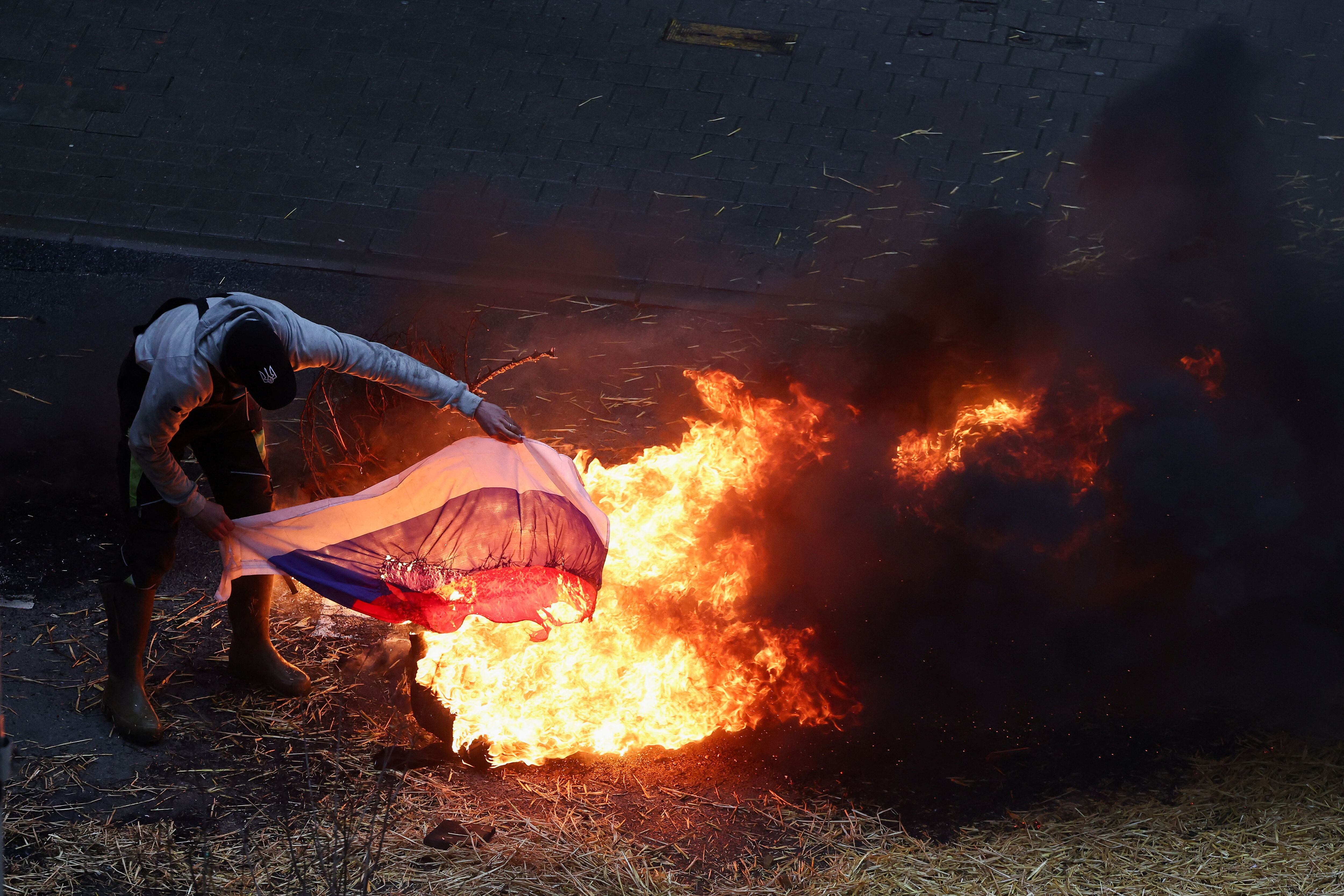 Un agricultores quema una bandera Rusa durante las protestas en Bruselas, este lunes. 