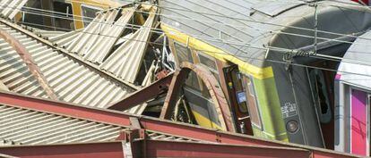Imagen del tren que descarriló el viernes a su llegada a Bretigny-sur-orge, cerca de París.