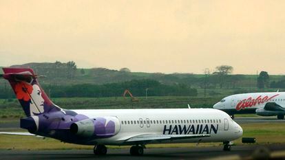 Un avión de Hawaiian Airlines, en el aeropuerto de Kahalui, , en la isla de Maui, en Hawái, en una imagen de archivo.