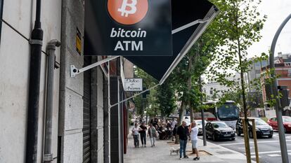Un cajeros automático de bitcóin en Madrid.