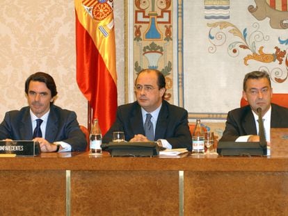 El ex presidente José María Aznar, en la Comisión de investigación en el Congreso sobre el 11-M, junto a Paulino Rivero y el vicepresidente, Ignacio Gil Lázaro.